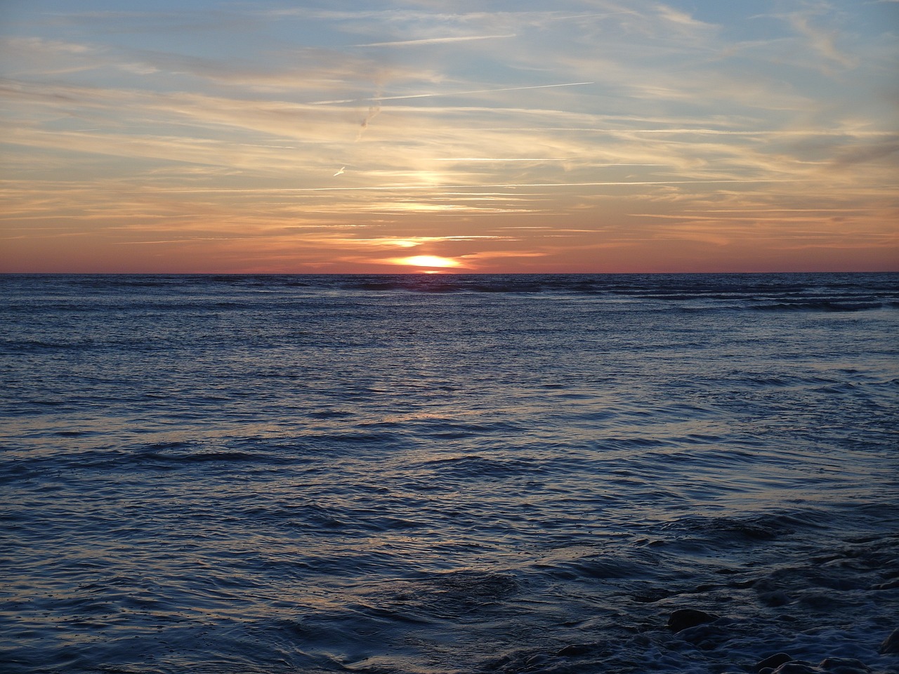 Coucher de soleil sur l’océan Atlantique depuis le rivage
