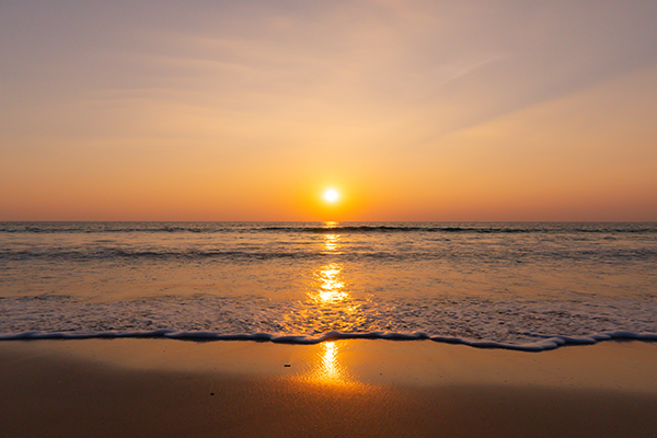 Coucher de soleil sur la mer depuis une plage de sable