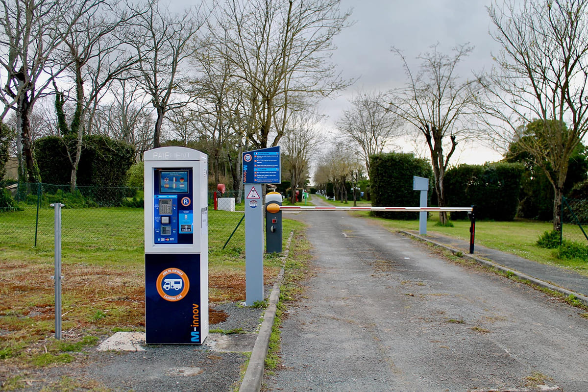 Borne de services automatique pour camping-cars